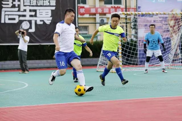 冯莱重返上海男篮 与费雷尔成新赛季外援搭档